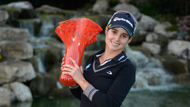 Beatriz Recari poses with the winner's trophy